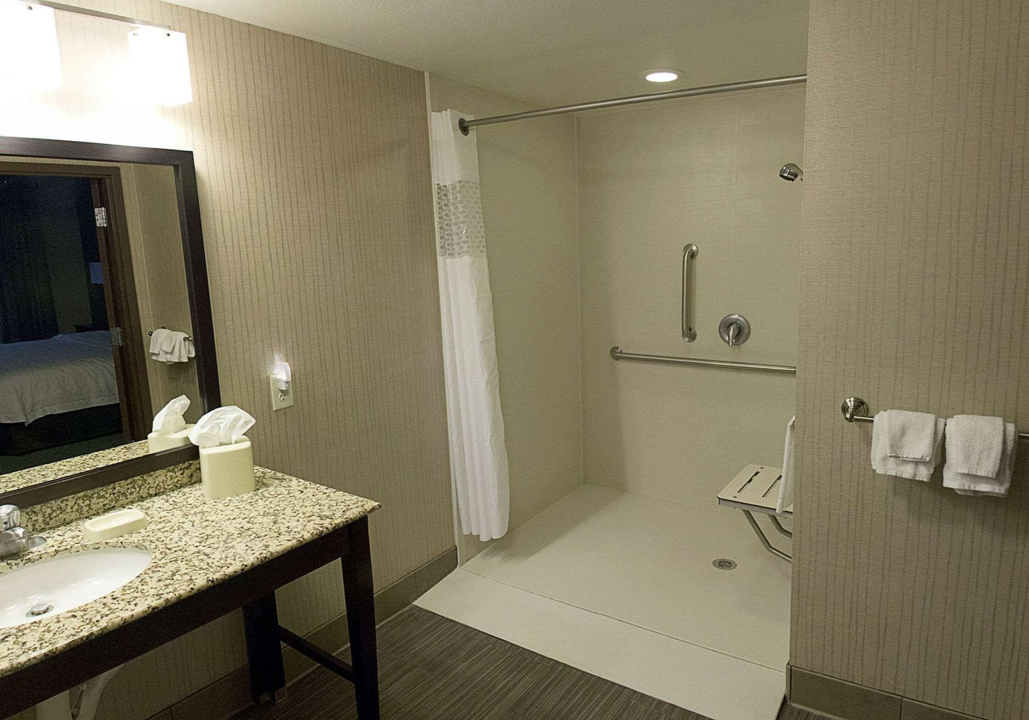 Hampton Inn & Suites Bismarck Northwest Exterior foto